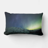 山 | Aurora Borealis & Milky Way Alaska ランバークッション (正面)