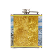 岩が多い青い海に立っているゴールデン・リトリーバー フラスク (裏面)