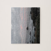 岩が多いCambria、カリフォルニアの日没の海岸線 ジグソーパズル (縦)