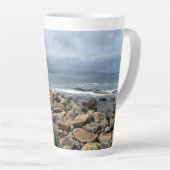 岩が海に出会う場所 – バスティオンポイント カフェラテマグ (右アングル)