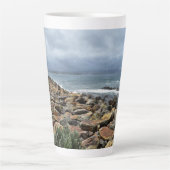 岩が海に出会う場所 – バスティオンポイント カフェラテマグ (正面)