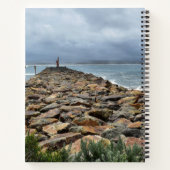 岩が海に出会う場所 – バスティオンポイント ノートブック (裏面)