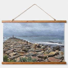 岩が海に出会う場所 – バスティオンポイント 吊り下げ型タペストリー
