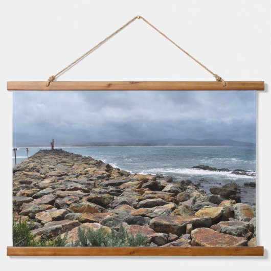 岩が海に出会う場所 – バスティオンポイント 吊り下げ型タペストリー (正面)