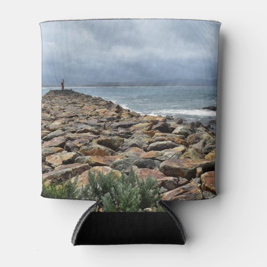 岩が海に出会う場所 – バスティオンポイント 缶クーラー (正面)