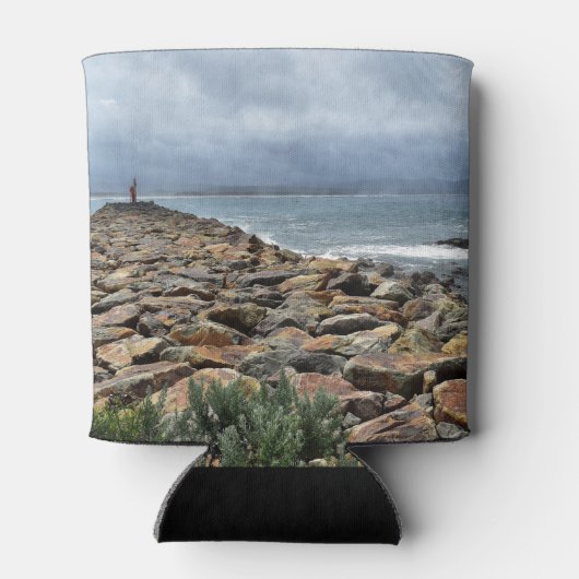 岩が海に出会う場所 – バスティオンポイント 缶クーラー (裏面)