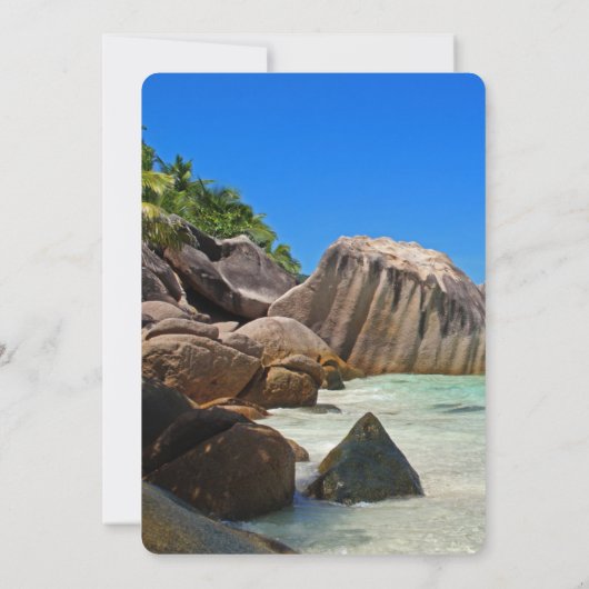 岩だらけのビーチ・シャワーが楽しめる美しい熱帯海 招待状 (裏面)