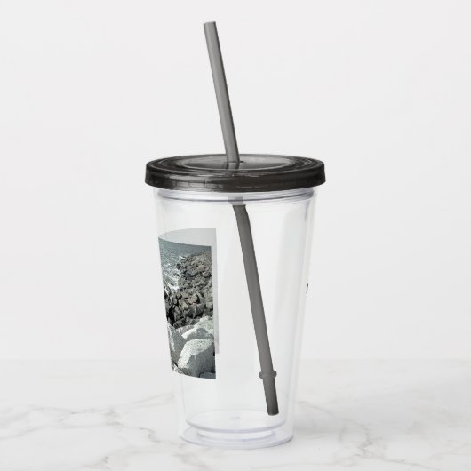 岩だらけの海の海岸の白黒写真 アクリルタンブラー (左)