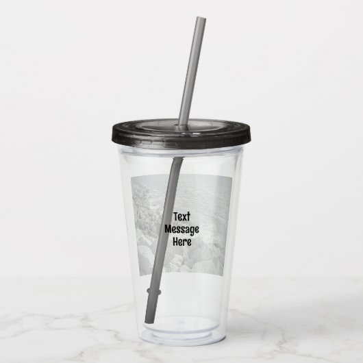 岩だらけの海の海岸の白黒写真 アクリルタンブラー (裏面)