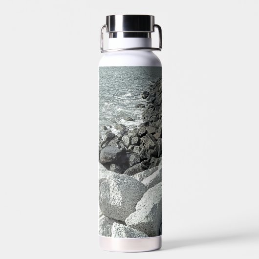 岩だらけの海の海岸の白黒写真 ウォーターボトル (背面)