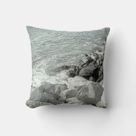 岩だらけの海の海岸の白黒写真 クッション