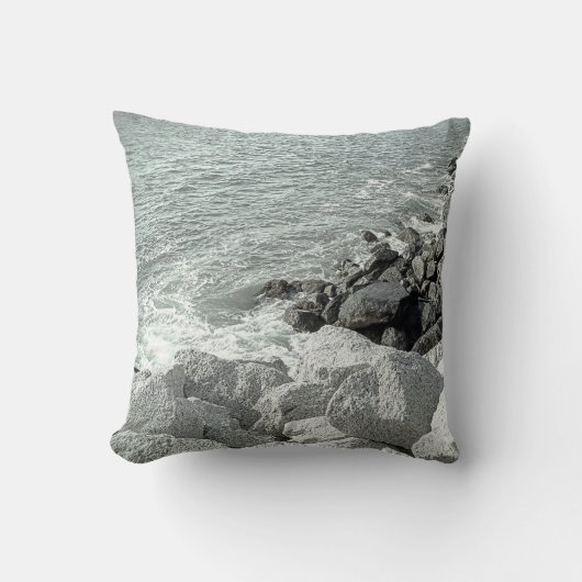 岩だらけの海の海岸の白黒写真 クッション (正面)