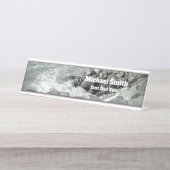 岩だらけの海の海岸の白黒写真 デスクネームプレート (正面)