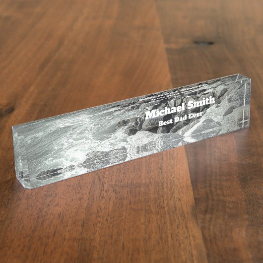 岩だらけの海の海岸の白黒写真 デスクネームプレート (側面)