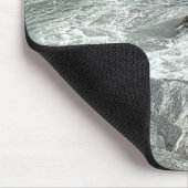 岩だらけの海の海岸の白黒写真 マウスパッド (コーナー)