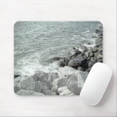 岩だらけの海の海岸の白黒写真 マウスパッド (マウス)