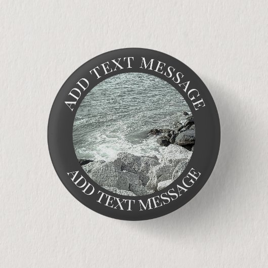 岩だらけの海の海岸の白黒写真 缶バッジ (正面)