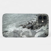 岩だらけの海の海岸の白黒写真 Case-Mate iPhoneケース (裏面(横))