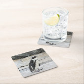 岩に浮かぶ美しい黒白のペンギン スクエアペーパーコースター (インサイチュ)