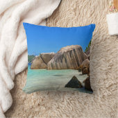 岩に覆われた海岸が美しい熱帯海 クッション (ブランケット)