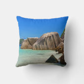 岩に覆われた海岸が美しい熱帯海 クッション (裏面)