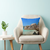 岩に覆われた海岸が美しい熱帯海 クッション (椅子)