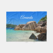 岩に覆われた海岸が美しい熱帯海 フリースブランケット (正面(横))