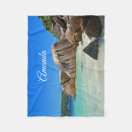 岩に覆われた海岸が美しい熱帯海 フリースブランケット