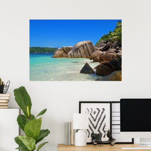 岩に覆われた海岸が美しい熱帯海 ポスター (ホームオフィス)