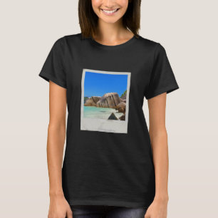 岩に覆われた海岸が美しい熱帯海 Tシャツ