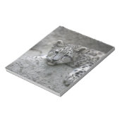 岩に覆われた4カ月のユキヒョウの仔 ノートパッド (回転)