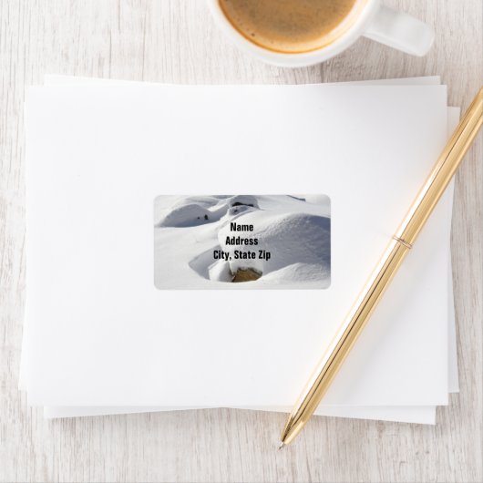 岩に雪が流れ落ちる ラベル (インサイチュ)