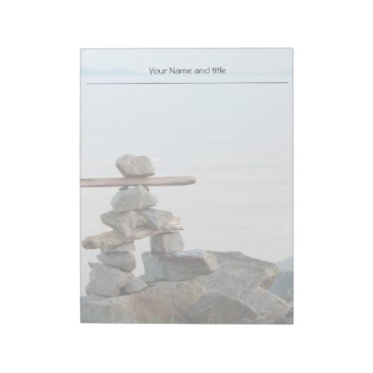 岩のスタッキングアートはビーチで。撮影はHao zhang ノートパッド (回転)