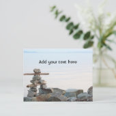 岩のスタッキングアートはビーチで。撮影はHao zhang ポストカード (スタンド正面)