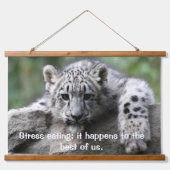 岩の上からあなたを見ているぶら下がったヒョウタップ 吊り下げ型タペストリー (正面)