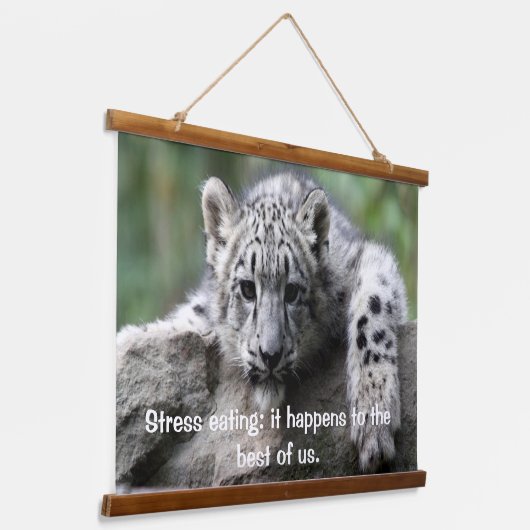 岩の上からあなたを見ているぶら下がったヒョウタップ 吊り下げ型タペストリー (傾斜あり)