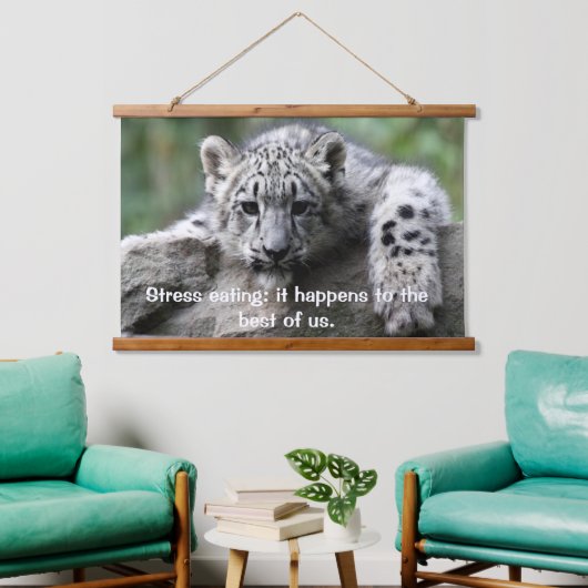 岩の上からあなたを見ているぶら下がったヒョウタップ 吊り下げ型タペストリー (リビング)