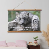 岩の上からあなたを見ているぶら下がったヒョウタップ 吊り下げ型タペストリー (寝室)