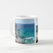 岩の上でクラッシュするサーフ、ティール(緑がかった色)水、コーストマヨルカ コーヒーマグカップ (正面左)
