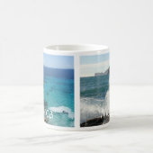 岩の上でクラッシュするサーフ、ティール(緑がかった色)水、コーストマヨルカ コーヒーマグカップ (中央)