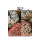 岩の上でビーチの石カラフル石 フラスク (裏面)