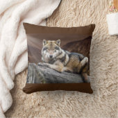 岩の上で休むオオカミ クッション (ブランケット)