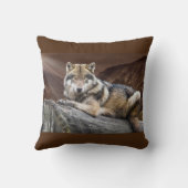 岩の上で休むオオカミ クッション (裏面)