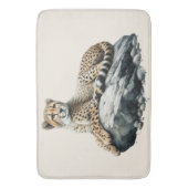 岩の上で休むチーター バスマット (正面縦)