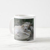 岩の上で休む犬 コーヒーマグカップ (正面左)