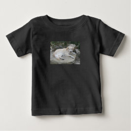 岩の上で休む犬 ベビーTシャツ