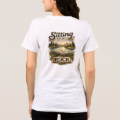 岩の上で座って トライブレンドTシャツ (裏面)