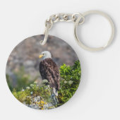 岩の上に座っているハゲのワシ キーホルダー (裏面)