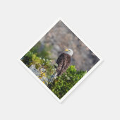 岩の上に座っているハゲのワシ スタンダードカクテルナプキン (角)