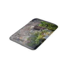 岩の上に座っているハゲのワシ バスマット